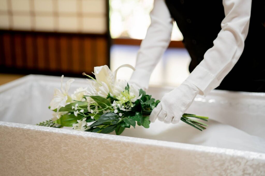 棺に花を入れる