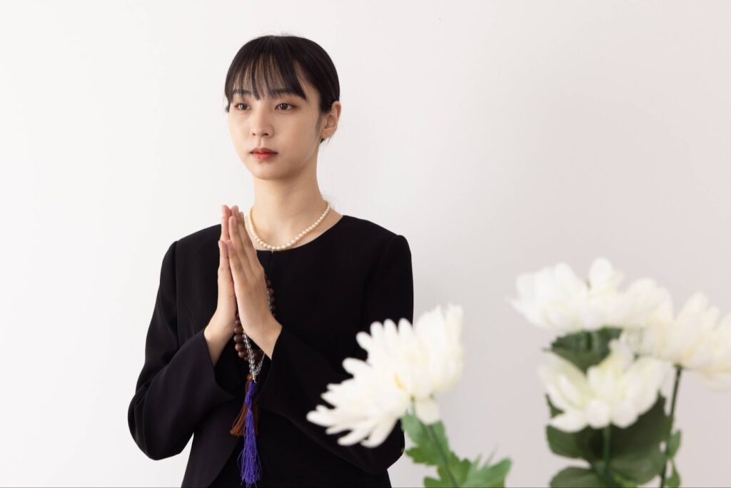 手を合わせる女性