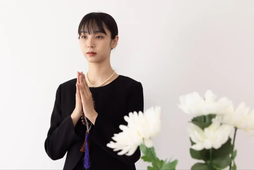 手を合わせる女性