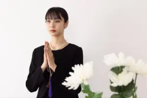 手を合わせる女性