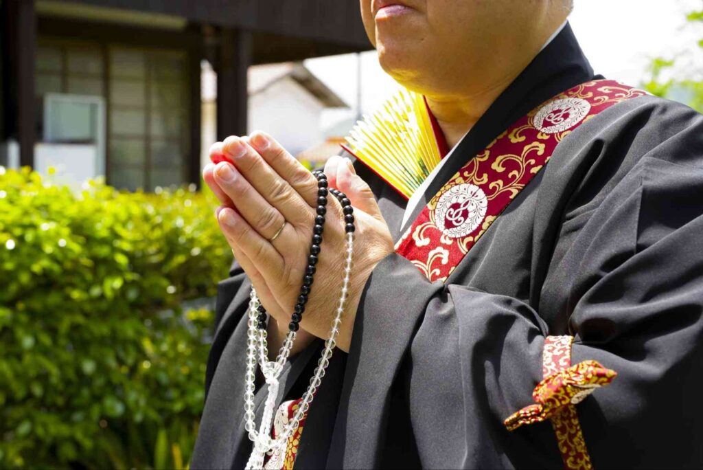 合掌する住職