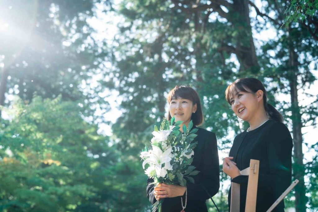 墓参りをする女性