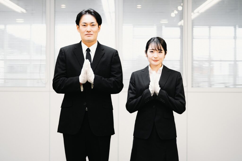 手を合わせる葬儀社スタッフ