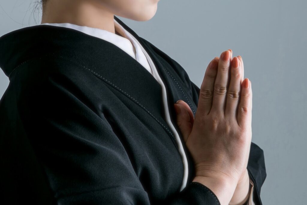 手を合わせる女性