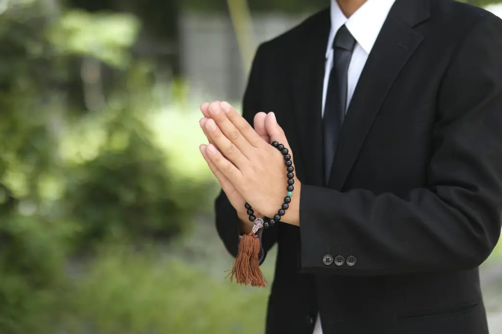 数珠を持つ男性