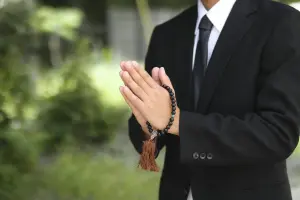 数珠を持つ男性