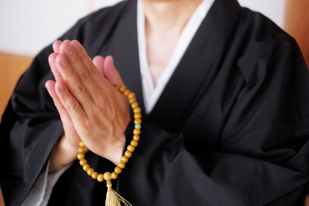 数珠を持つ女性