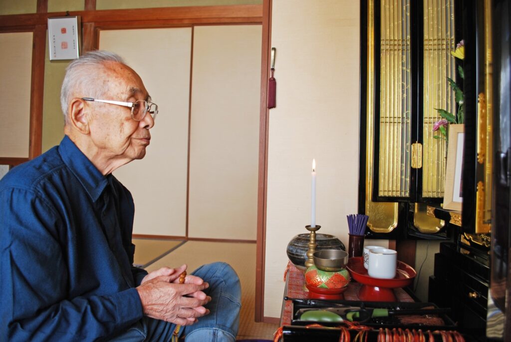 お参りする男性