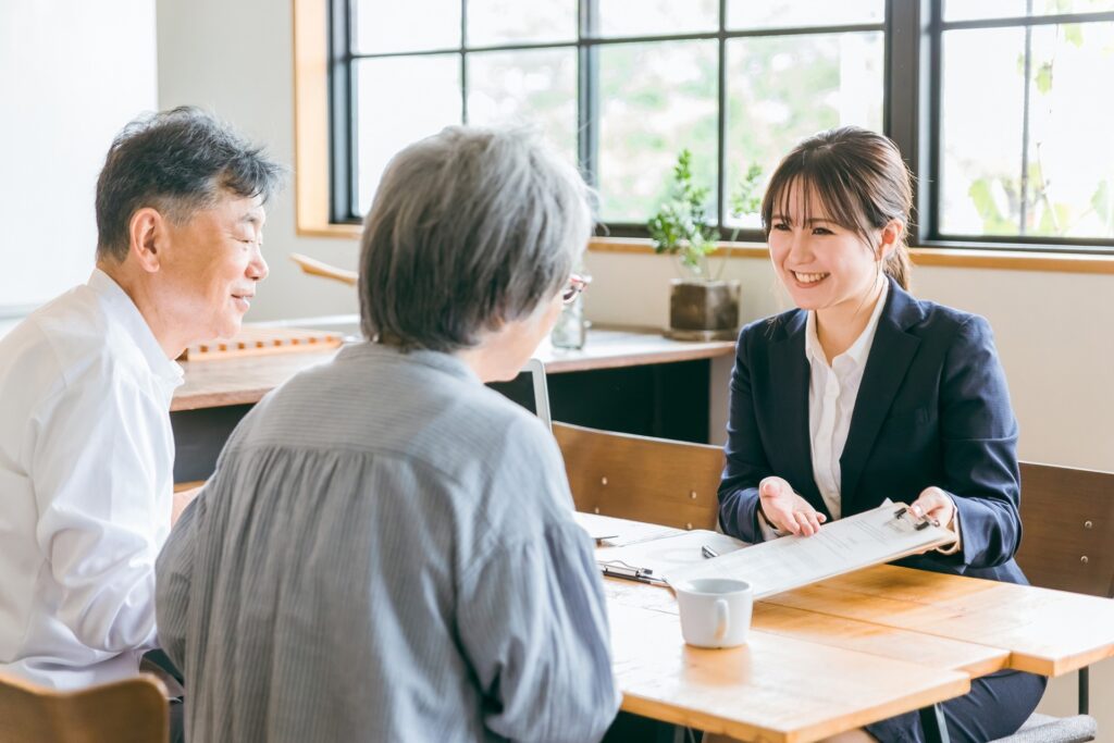 提案する女性社員