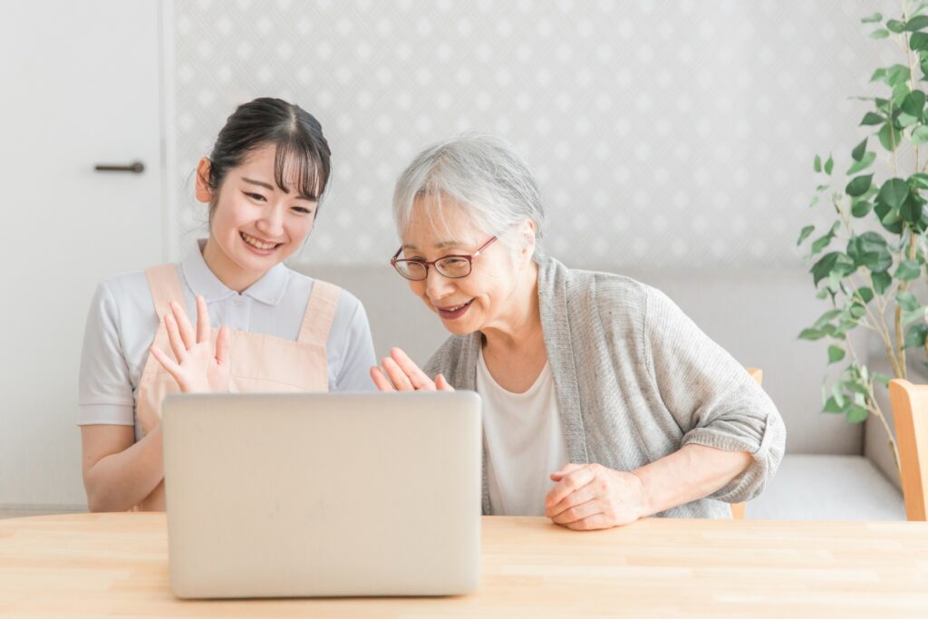 オンライン通話をするシニア