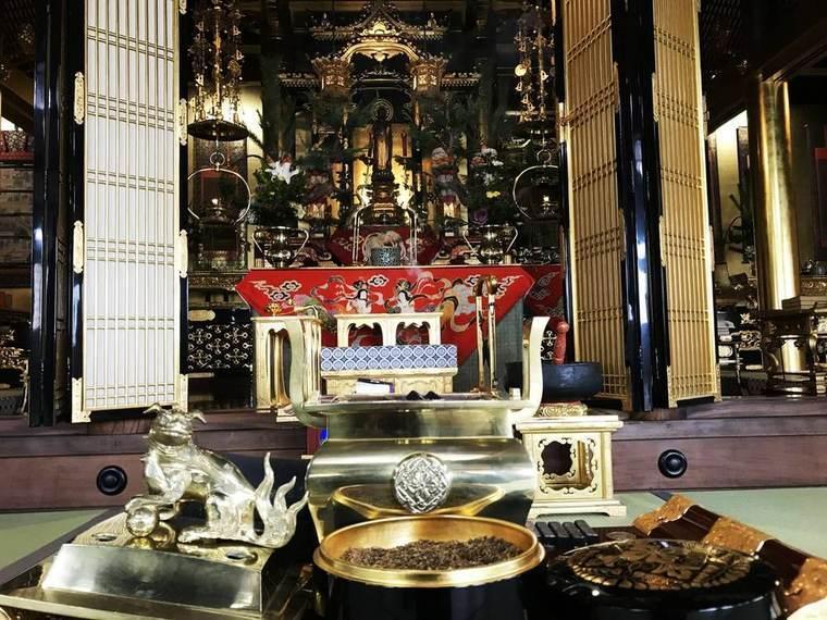 読経が営まれる寺院の本堂
