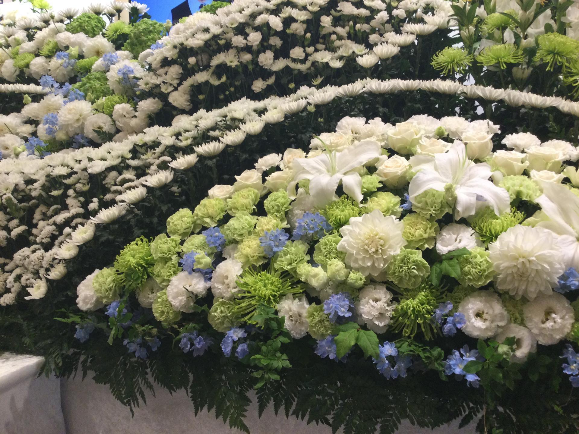 献花や花祭壇など自由葬の演出事例