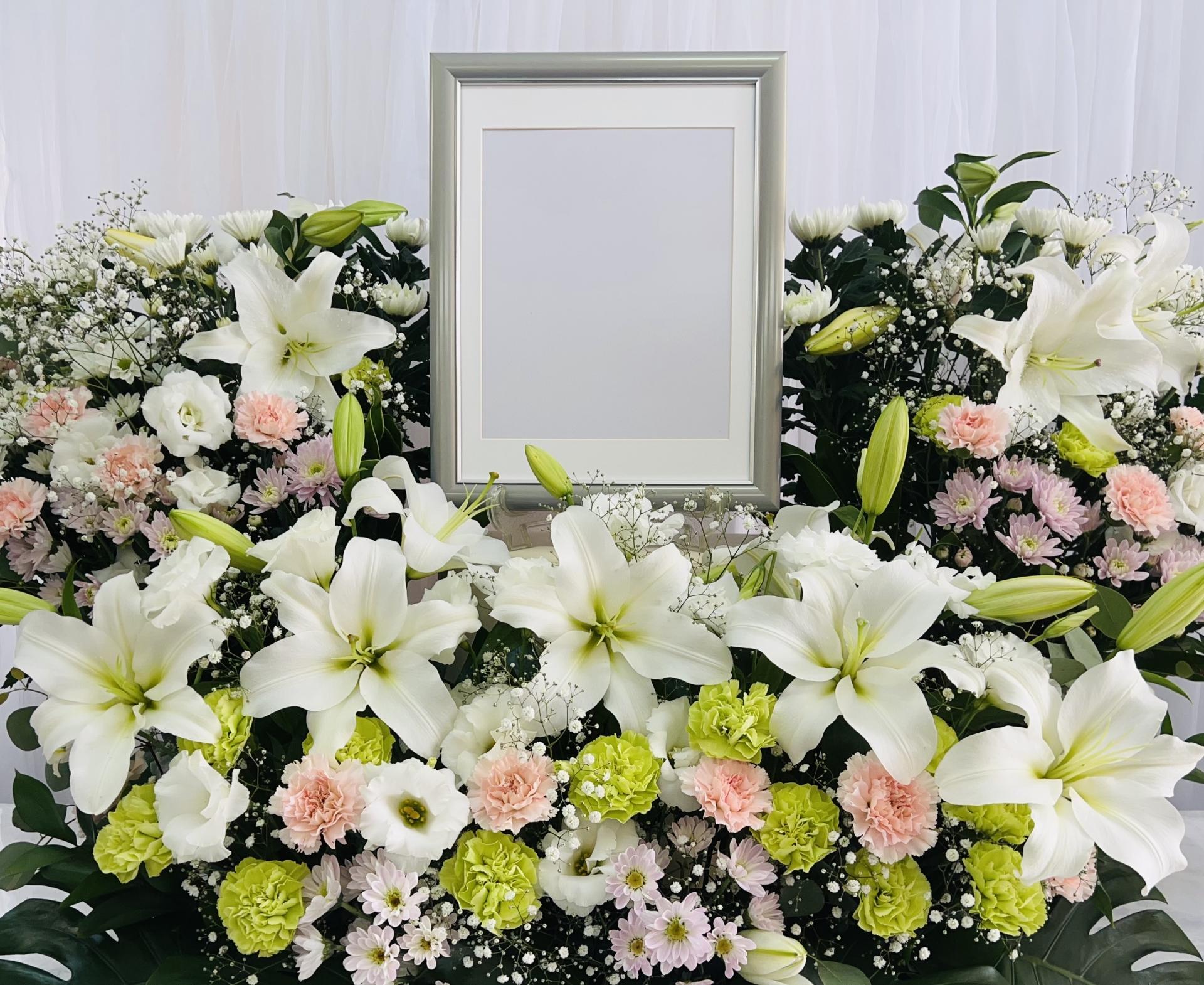 故人を偲ぶ遺影と供花のイメージ