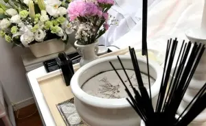 安置されたご遺体の枕元に飾られた枕飾りと供花