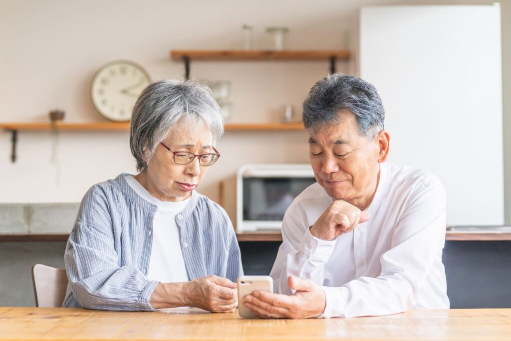 悩むシニア