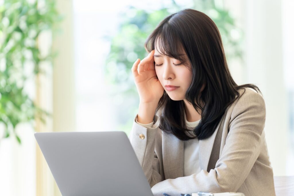 悩む女性