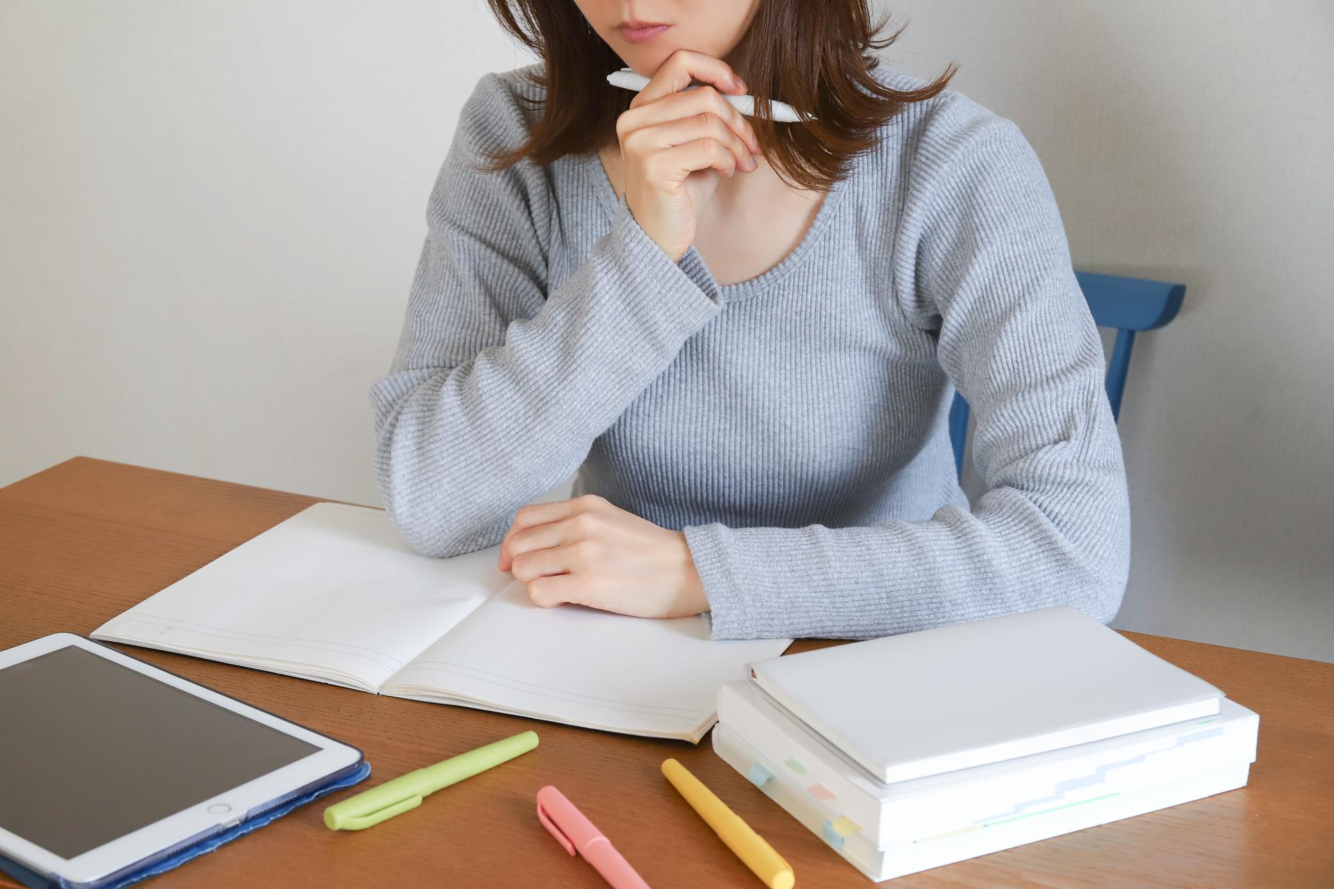 書き方に悩む女性