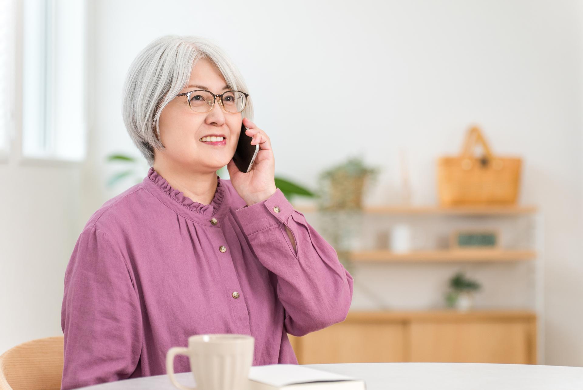 電話で相談するシニア女性