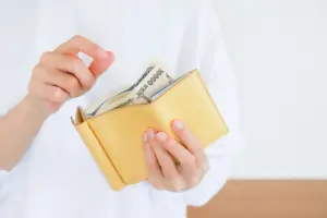 財布から紙幣を出す女性