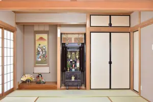 和室の仏壇と床の間