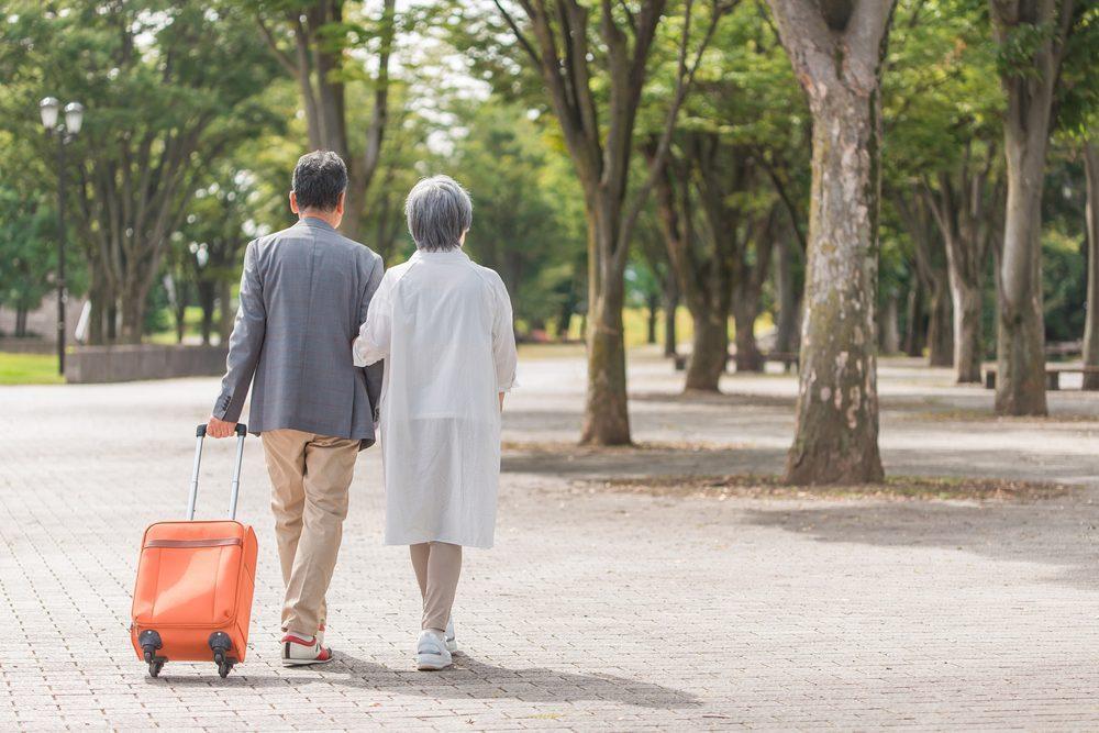 旅行に出かける高齢のご夫婦