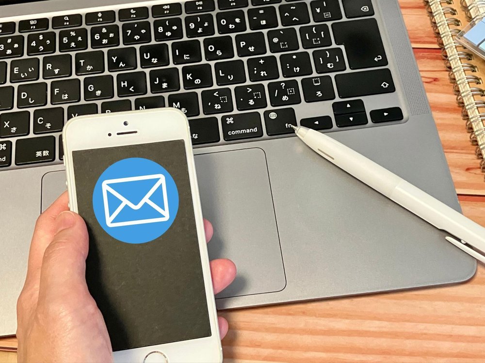 スマートフォンでメールを確認する手元