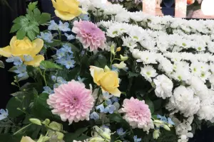 淡い色の花で作られた供花