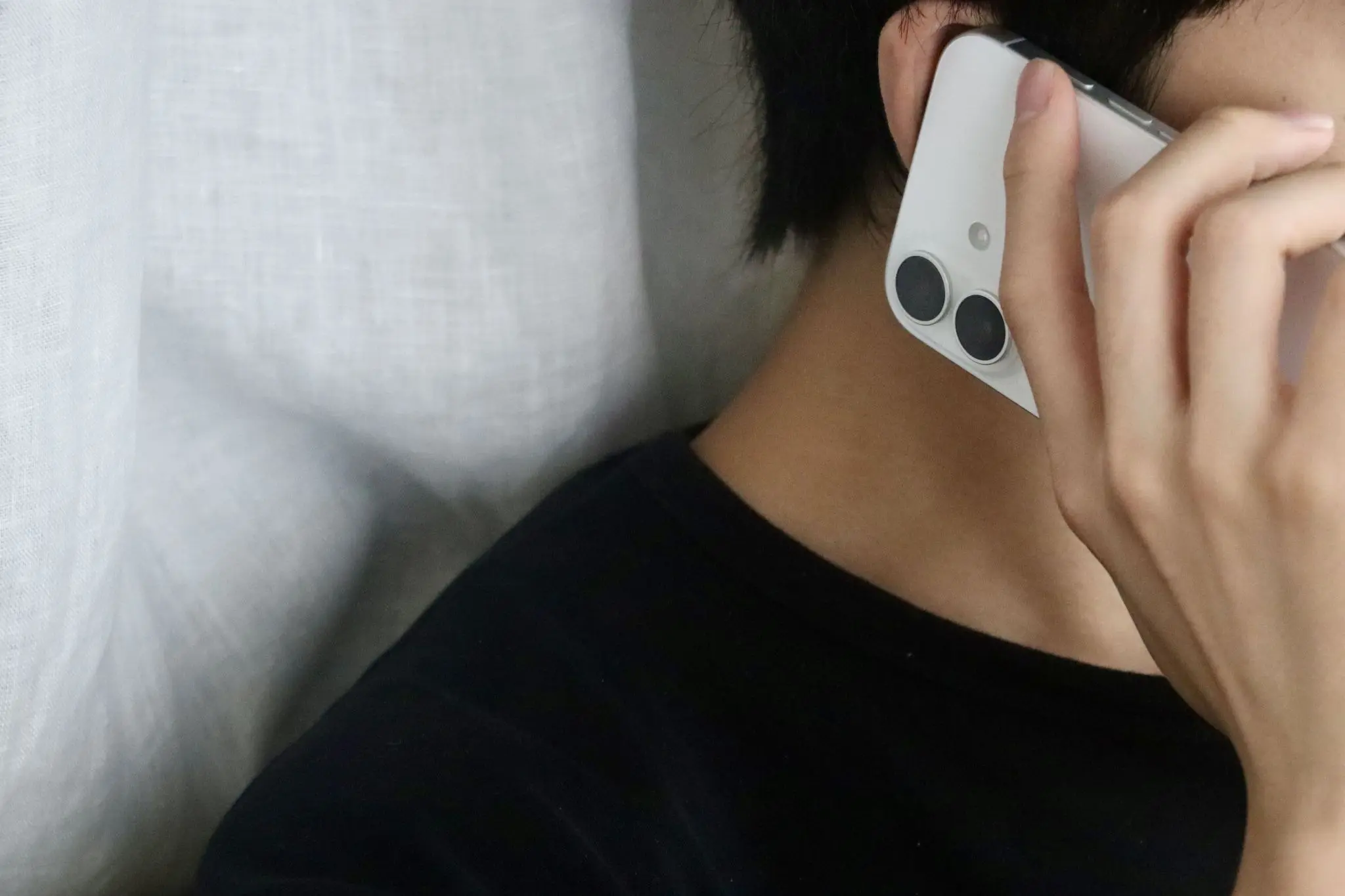 電話する男性