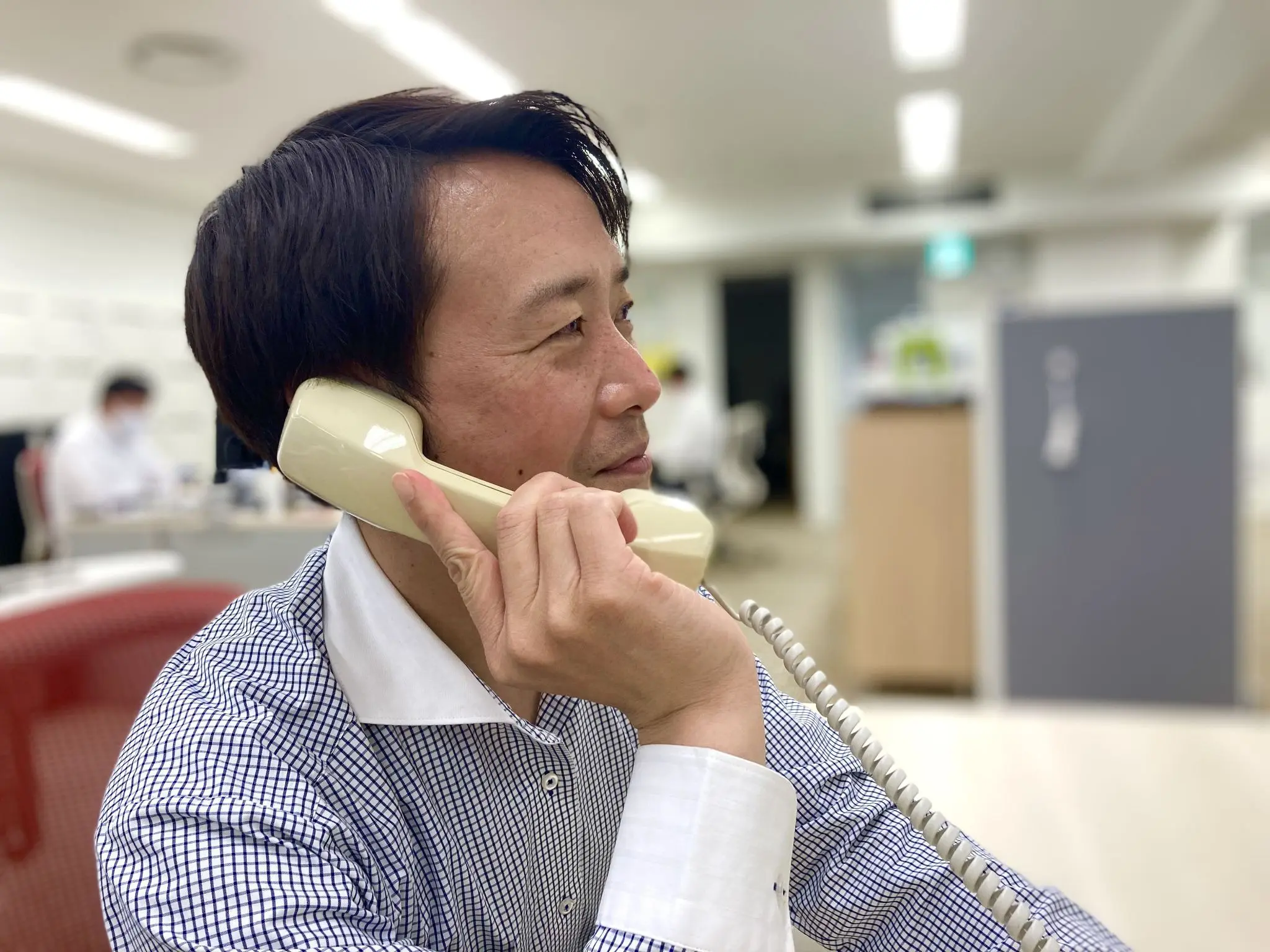 電話する男性