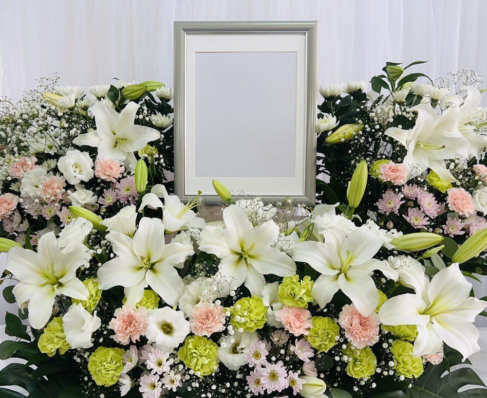 四十九日法要の遺影と供花