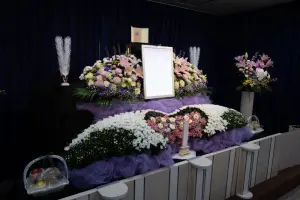 遺影と生花祭壇のイメージ