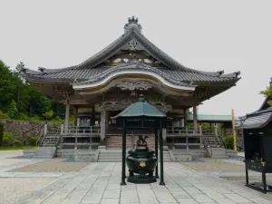 寺院の本堂と香炉のイメージ