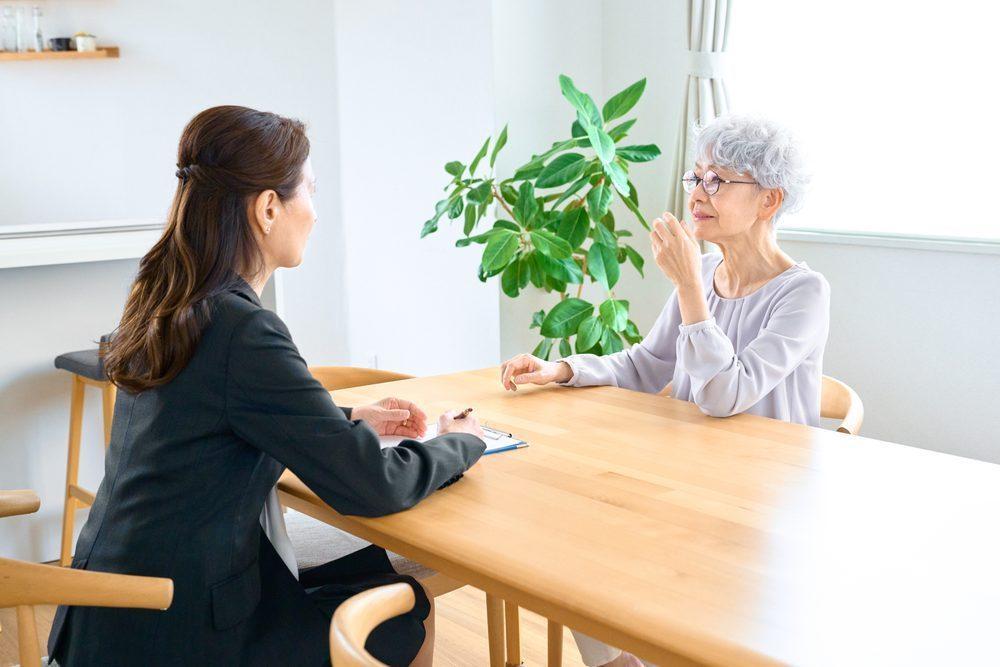 葬儀後の供養について相談するイメージ