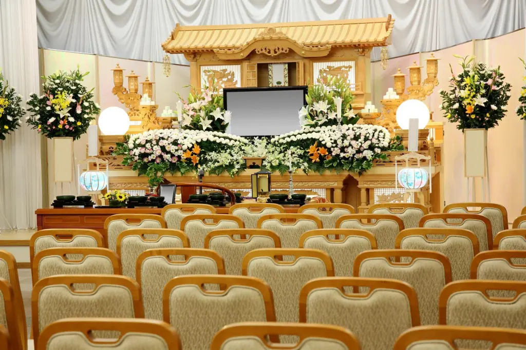 葬儀式場と参列席のイメージ