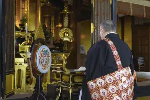 本堂で読経する僧侶