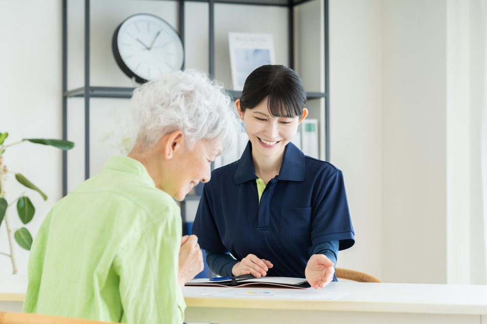スタッフと打ち合わせをする高齢女性